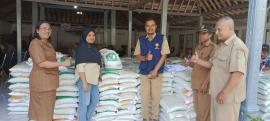 Sebanyak 940 Keluarga Penerima Manfaat (KPM) menerima bantuan beras 10 kg dari program Bantuan Panga